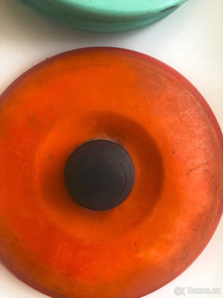 Staré smaltované poklice, hrnec, misky, mlékovar - 16