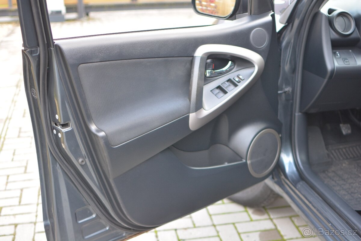 Toyota Rav4 2.2D 100kW, 4x4, SUV, Manual - 16