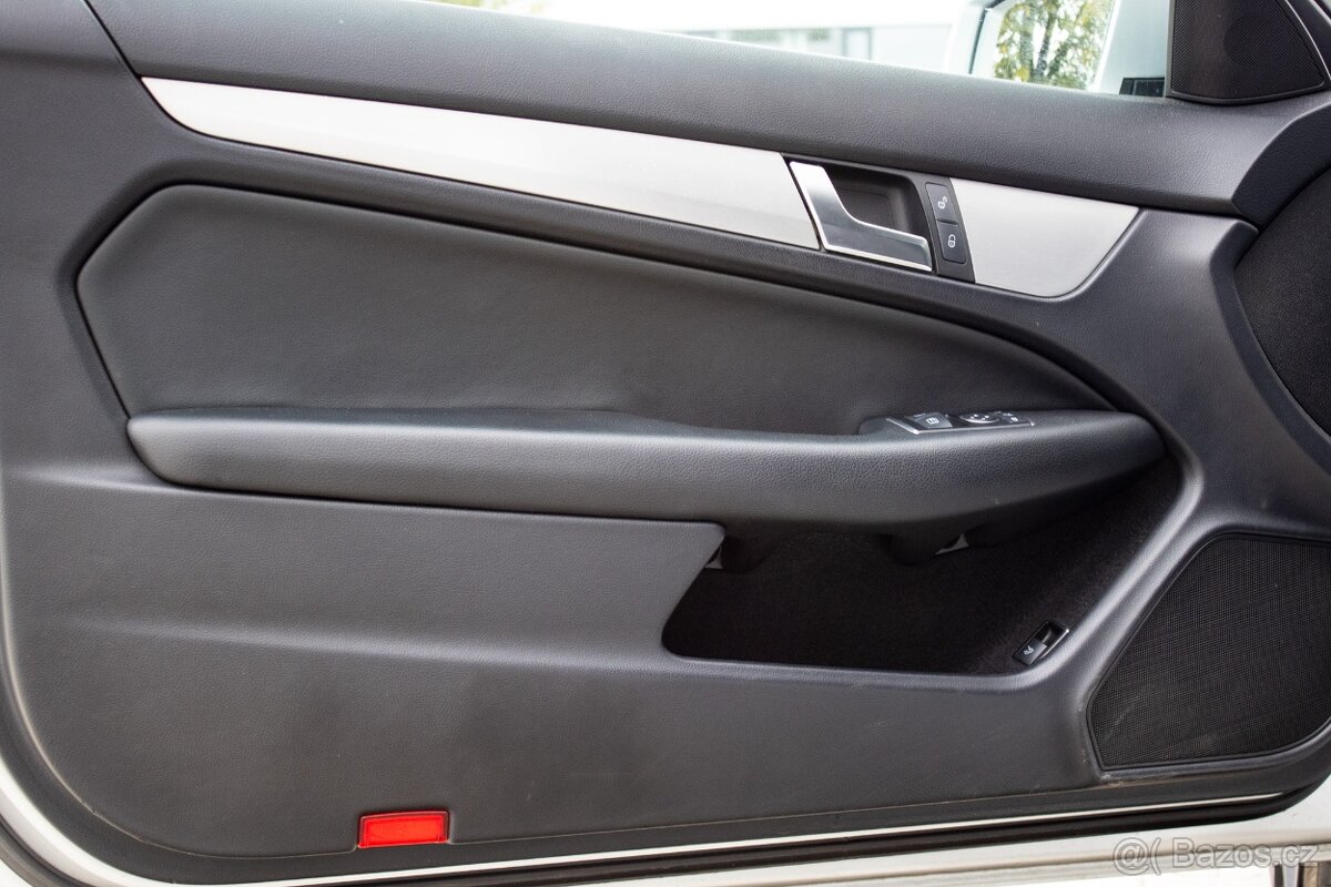 Krásný Mercedes-Benz C 250 Coupé s benzínovým motorem - 16