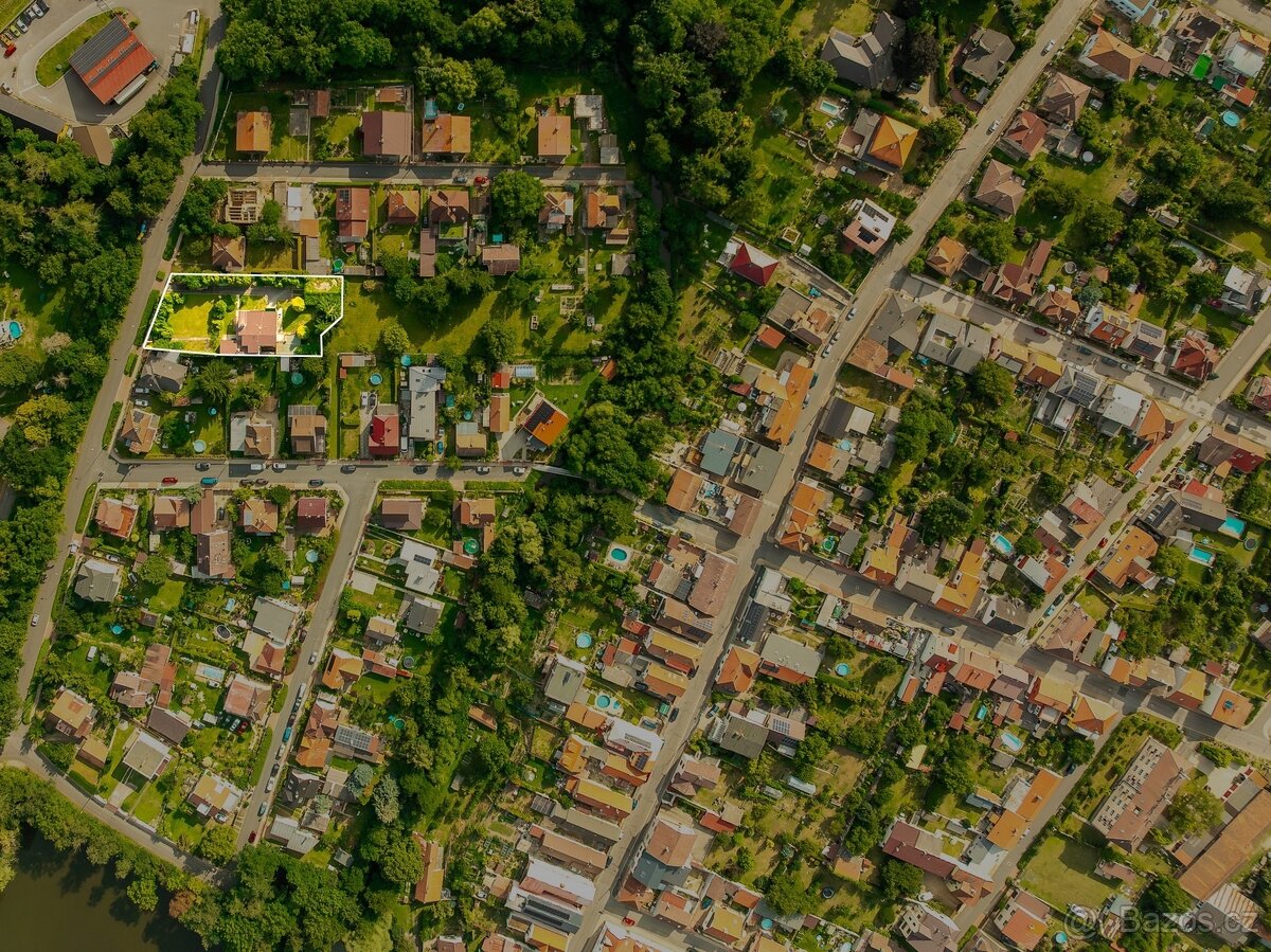 Dům s neuvěřitelnou atmosféru v klidné části Úval - 16