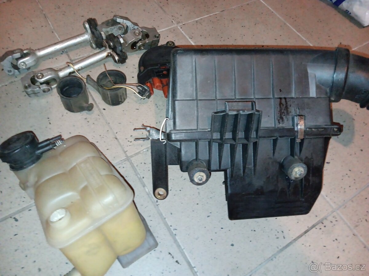 BMW E30 - filtrbox, hadice, znaky, střešní lišta - 6 vál - 16
