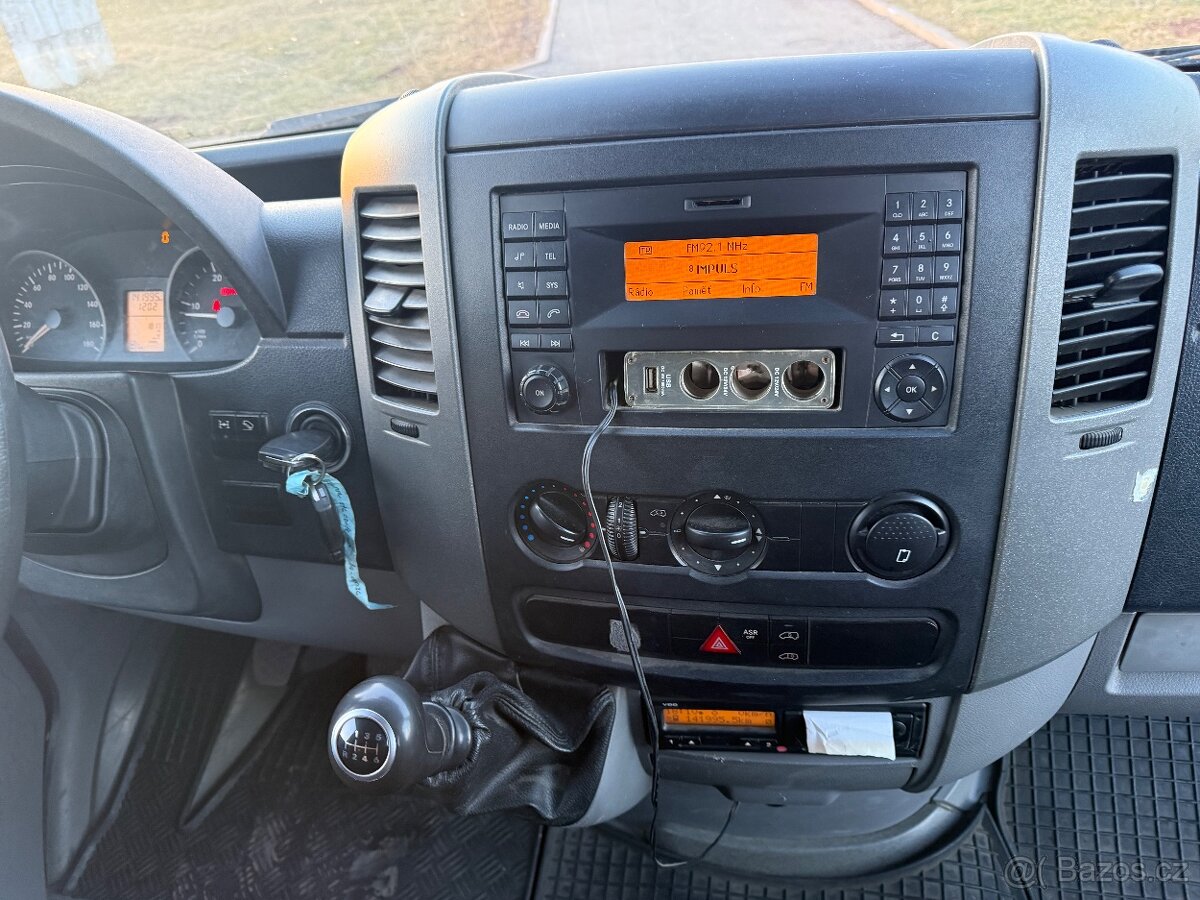 MB Sprinter 516 4x4 dílna + 6 místné - 16