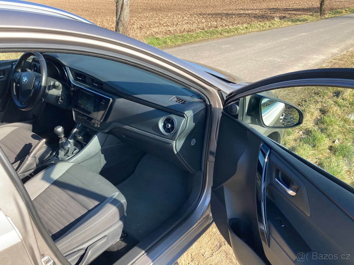 Toyota Auris 1,6 D kombi 82 KW - 16