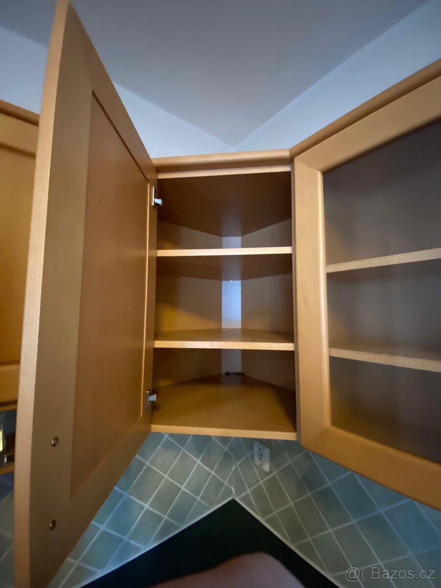 Moderní kuchyňská linka se spotřebiči - 16