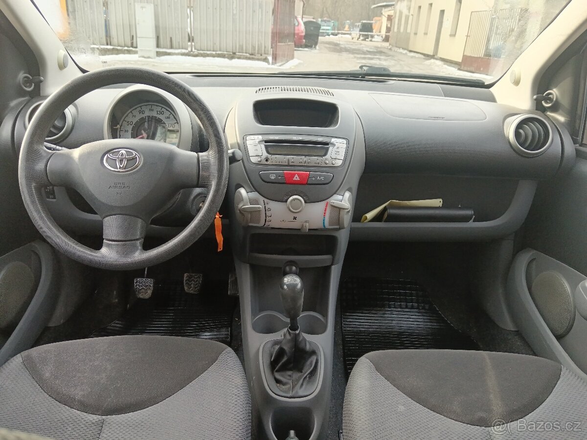toyota aygo - 16