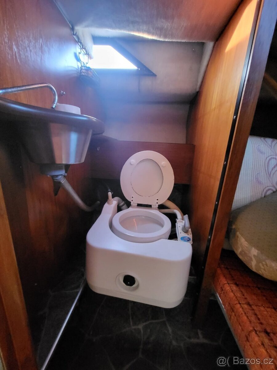 Kajutová motorová loď Draco 25 Twin Cab, zánovní vlek 3500Kg - 16