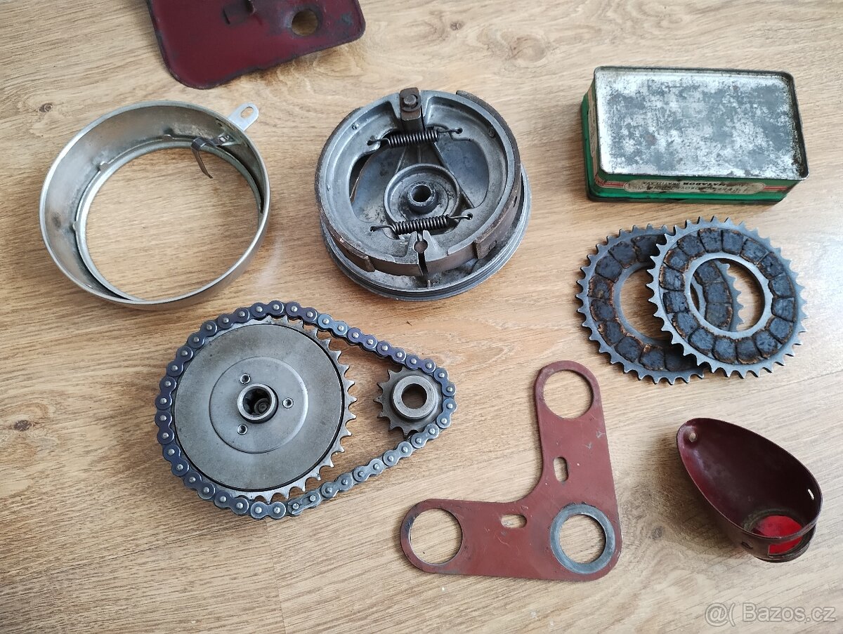 Prodám náhradní díly na motocykl JAWA 550 pařez a jawa 555 - 16