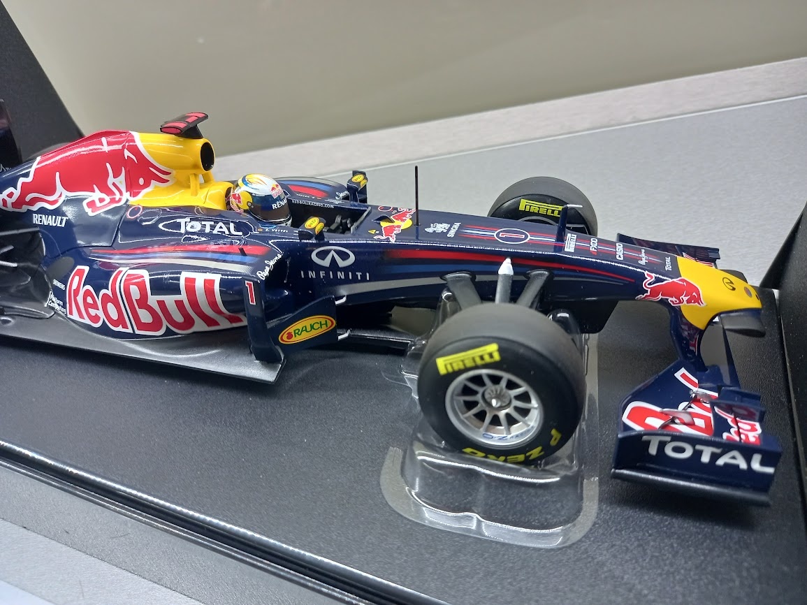 2X F1 RED BULL RB6 2010 a RB7 2011 VETTEL MINICHAMPS 1:18 - 16