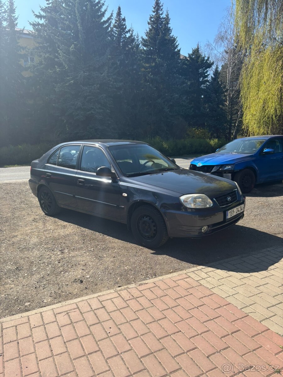 2006 Hyundai Accent - 16