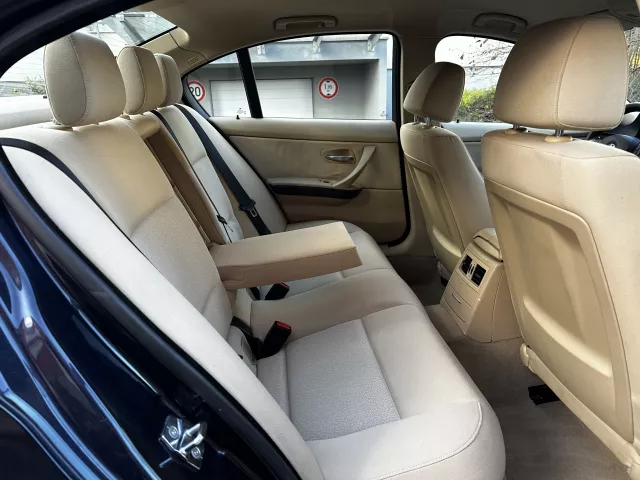 BMW E90 320i 110kW Xenony ALU R17 Tempomat El. tažné - 16