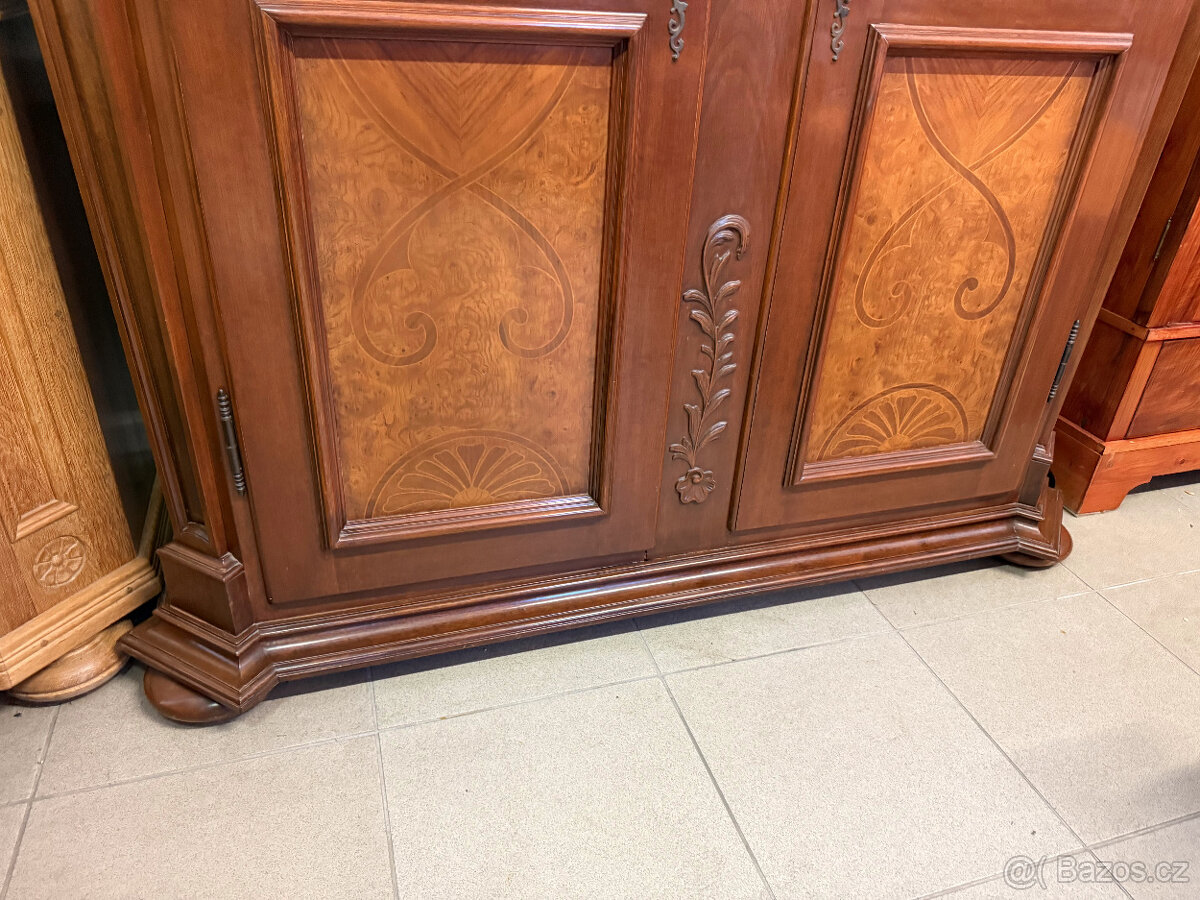 Dvoudvéřová zdobená starožitná skříň s intarzií - 16