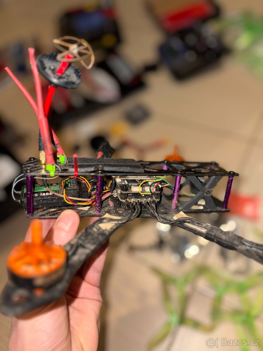 FPV dron + FPV bryle + baterie + nahradní díly - 16