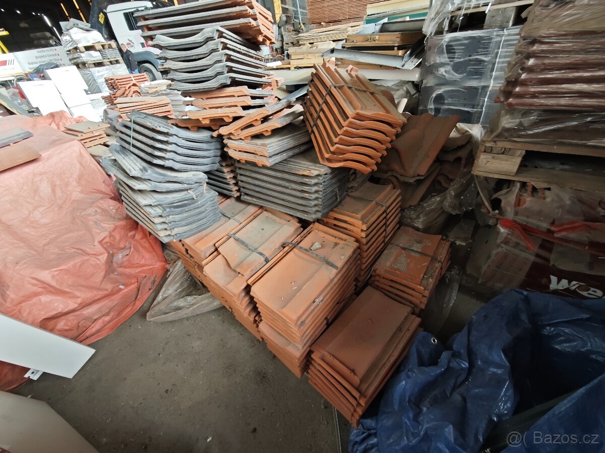 Stavební materiál – střešní tašky a další, různé druhy. - 16