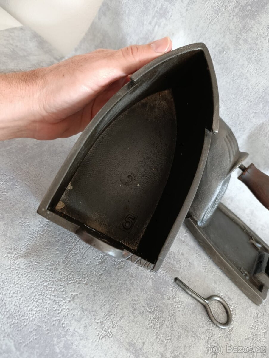 Stará velká orig. atypická žehlička s komínem. Krásná atyp - 16