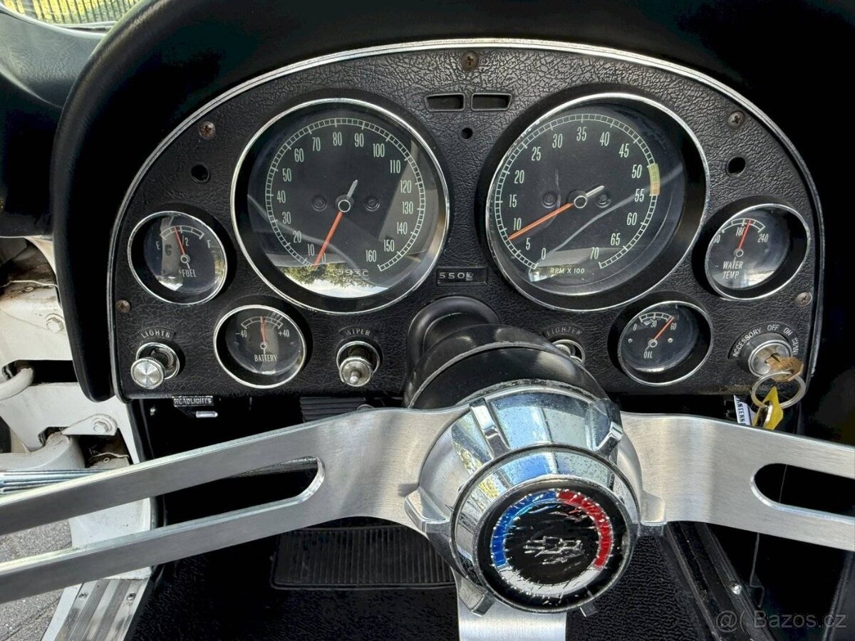 Chevrolet Corvette C2 Convertible z roku 1965. - 16
