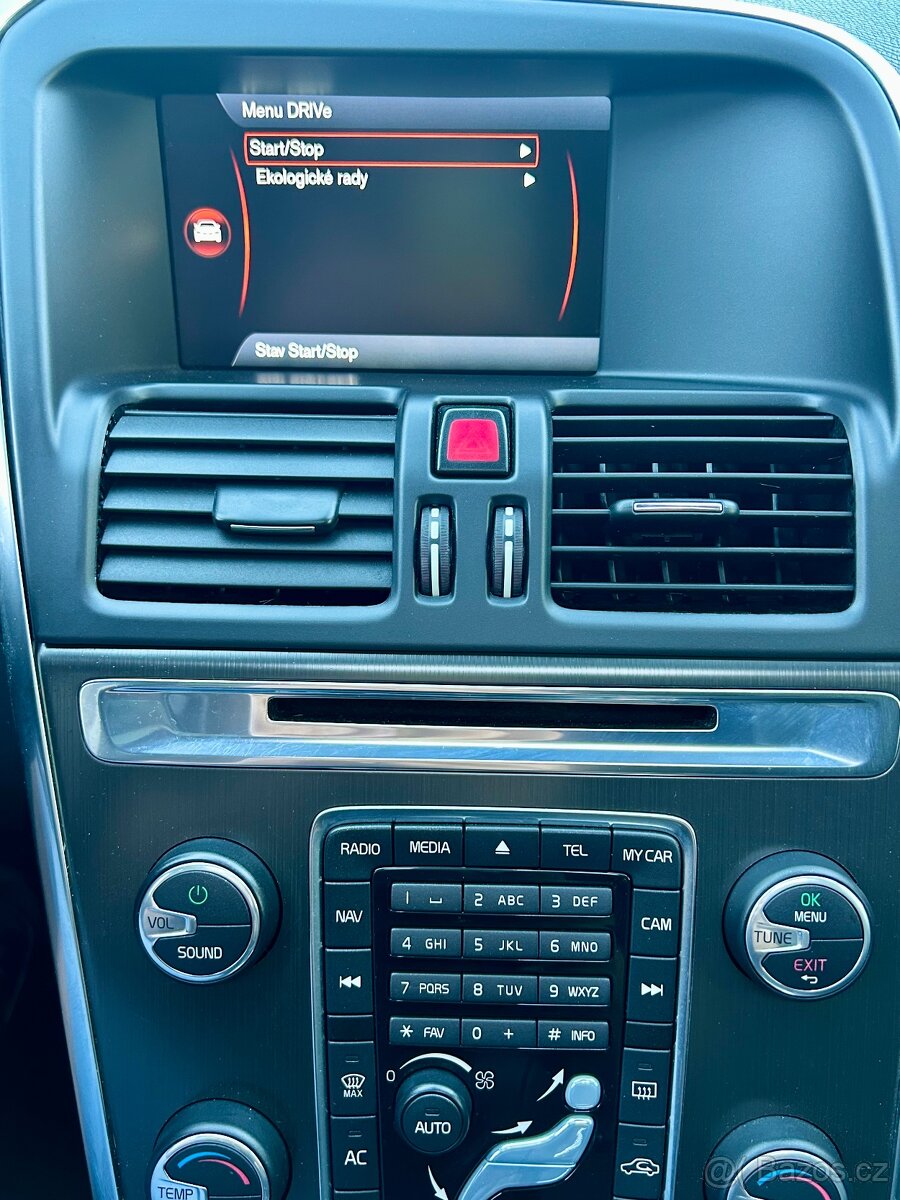 VOLVO XC60 2.4D5 158KW 4x4 MANUÁL Bi-XENON-NAVI-PANORAMA-PDC - 16