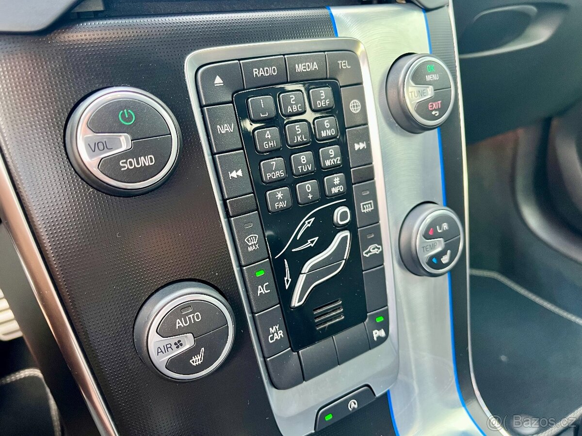 Volvo V40 D2 88kW R-Design VÝHŘEV Bi-Xenony NAVI Senzory - 16