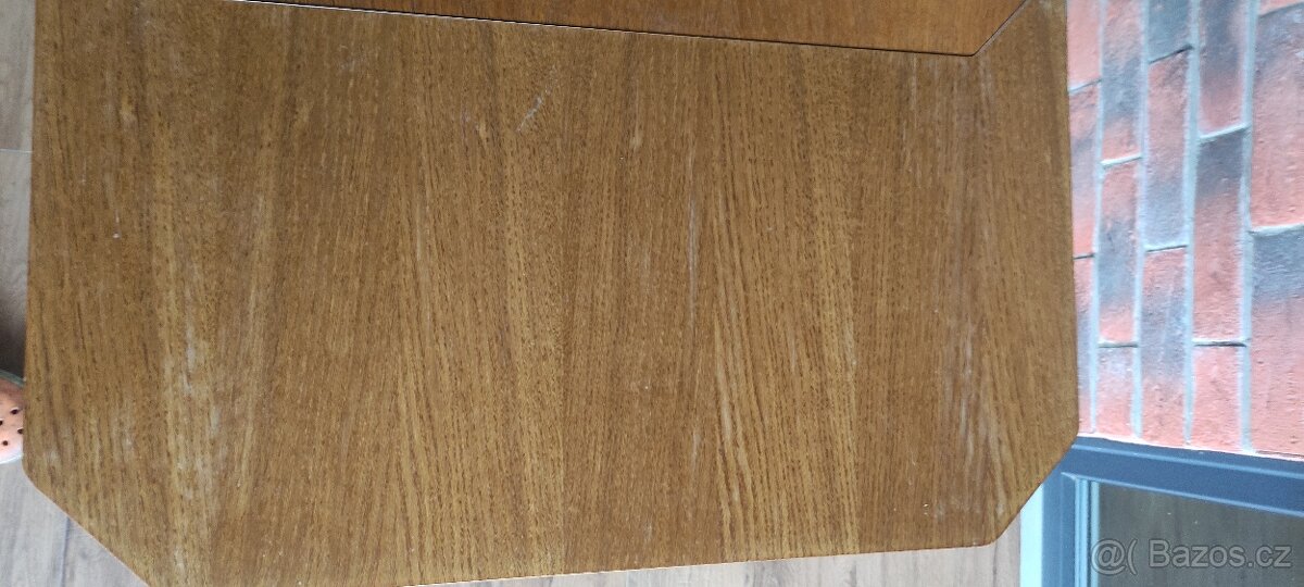 Dřevěný jídelní stůl - 16