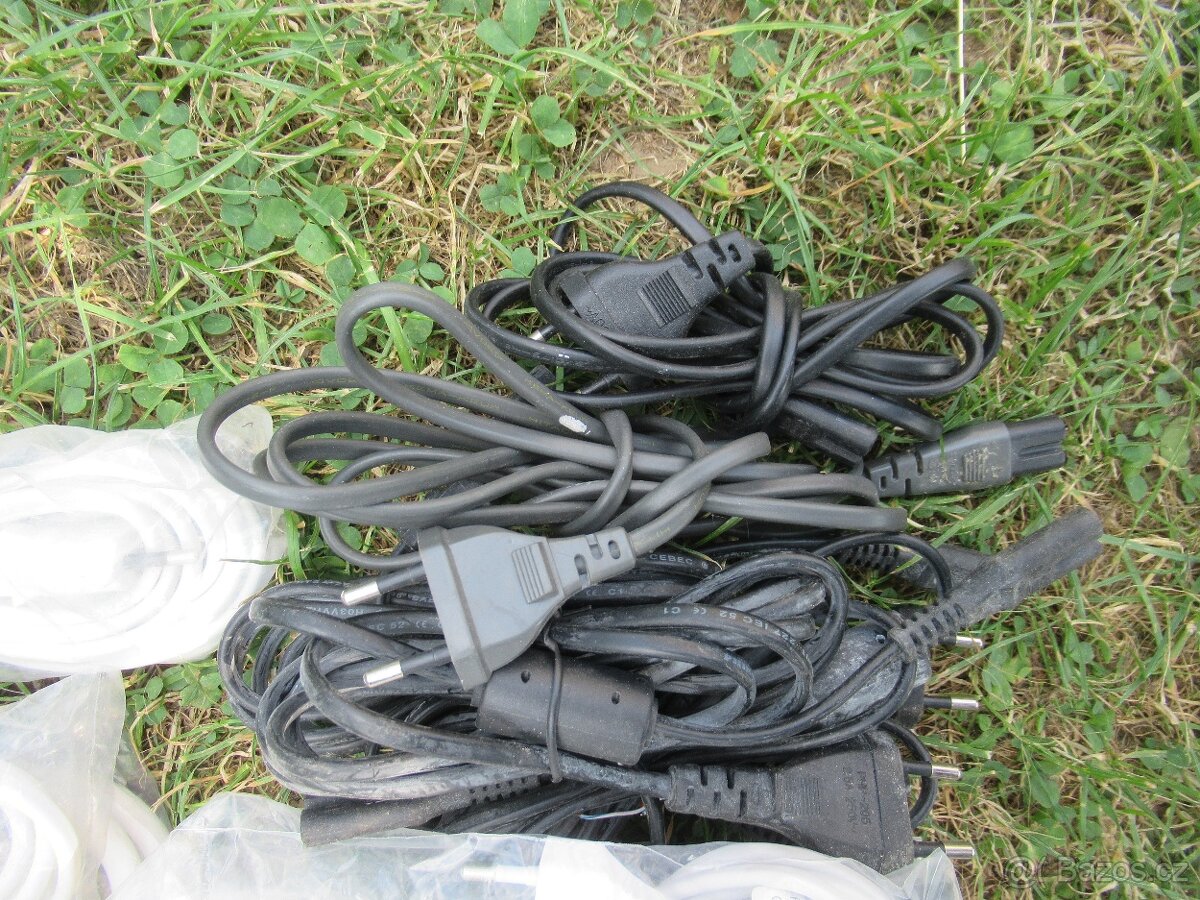 Propojovací kabely a konektory cinch a scart + síťové šňůry. - 16