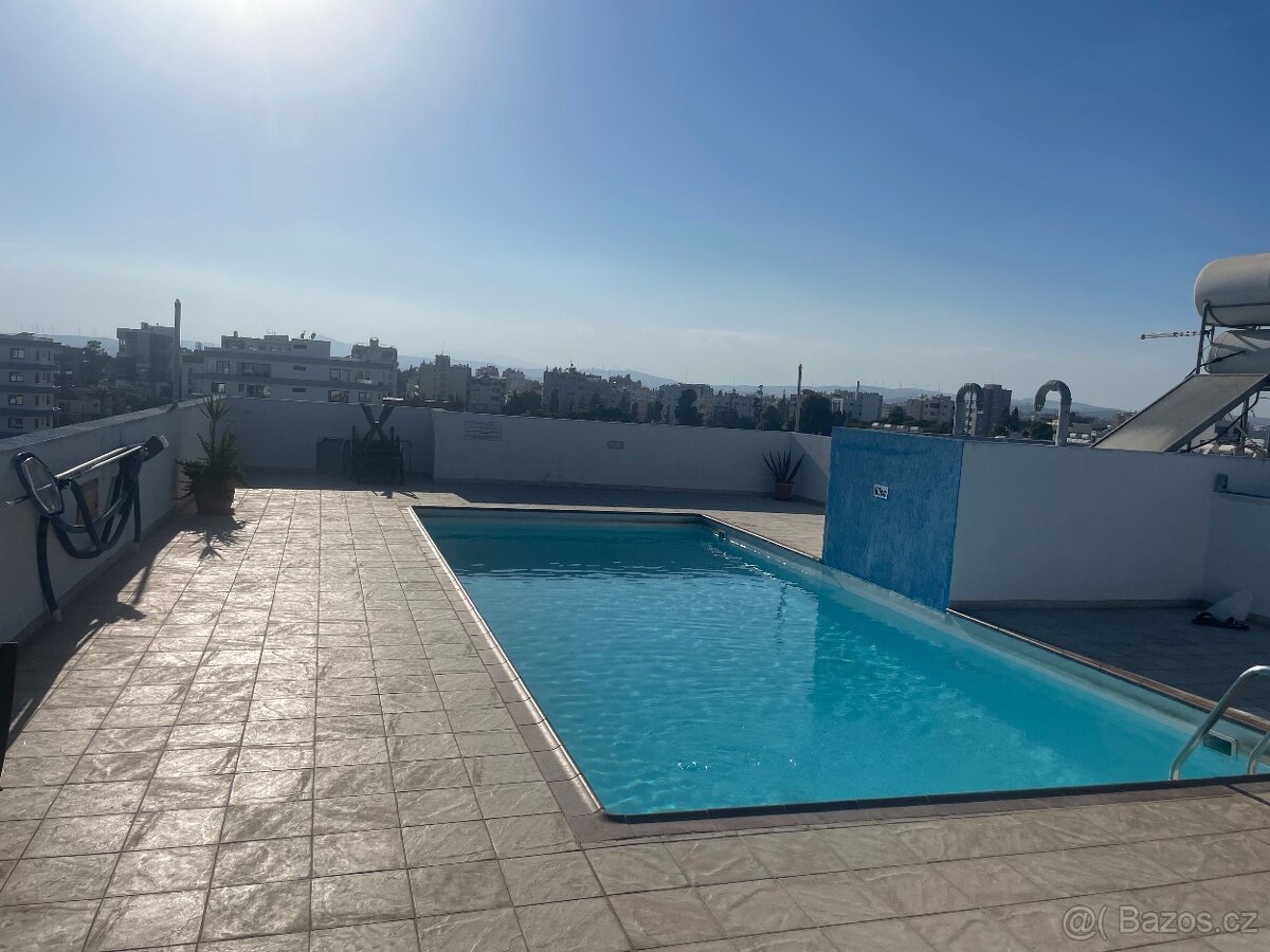 KYPR - LARNAKA, byt 3+1 s terasou, bazénem a park. stáním - 16