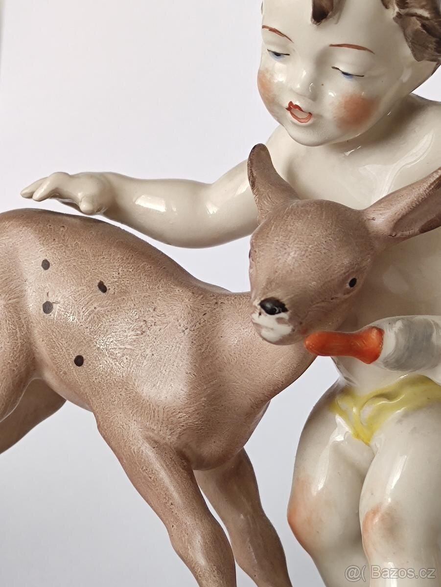 Starožitná soška, figurka, dítě krmí srnče, Hertwig, 14cm - 16