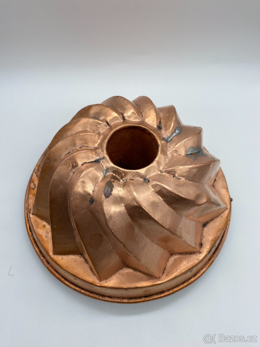 Sběratel nabízí staré měděné formy - 16