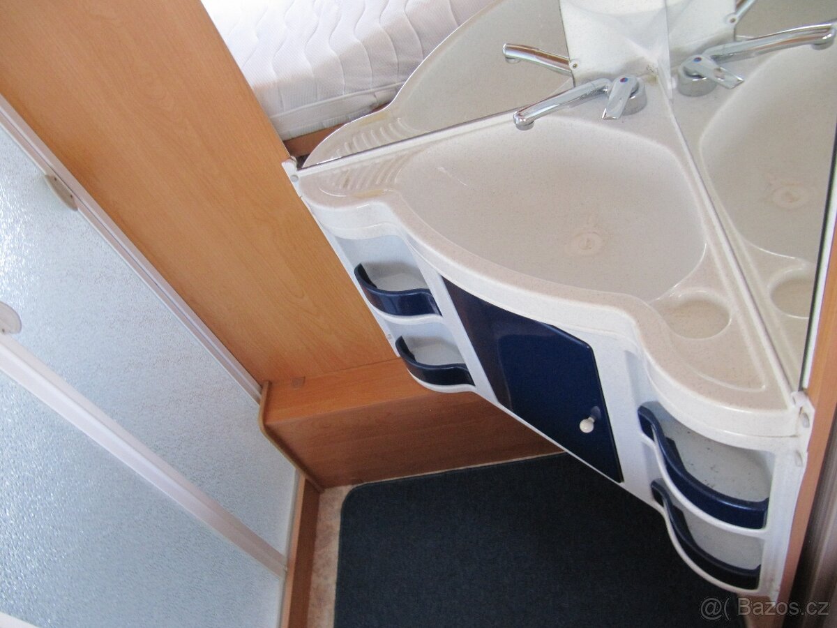 Prodám karavan Adria 462 DP,r.v.2002 + mover + předstan. - 16