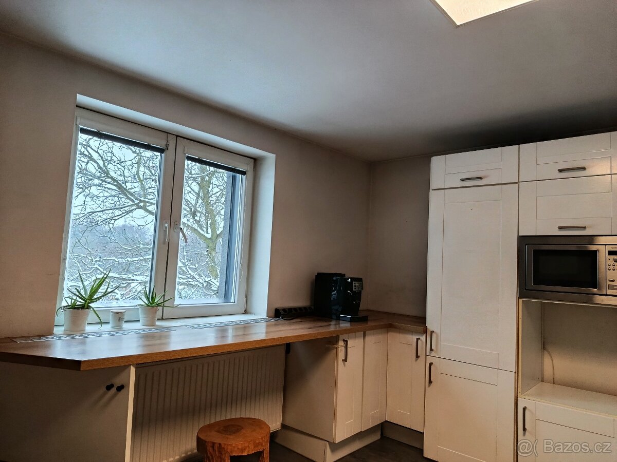 Krásná bílá (téměř plně vybavená) kuchyň - 16