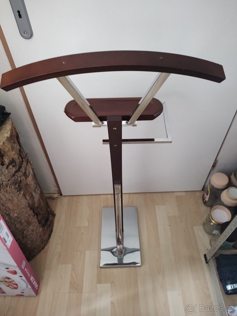 Sluha věšák hezký stav - 16