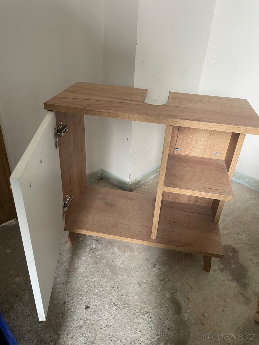 Koupelnové skříňky a zrcadlo - 16