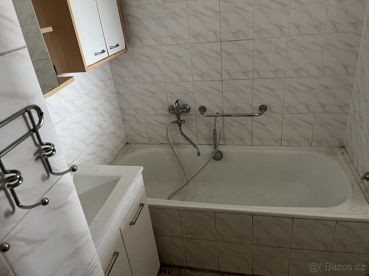 Prodej RD dvě bytové jednotky 3+1 s garáží a sklepem v Potšt - 16