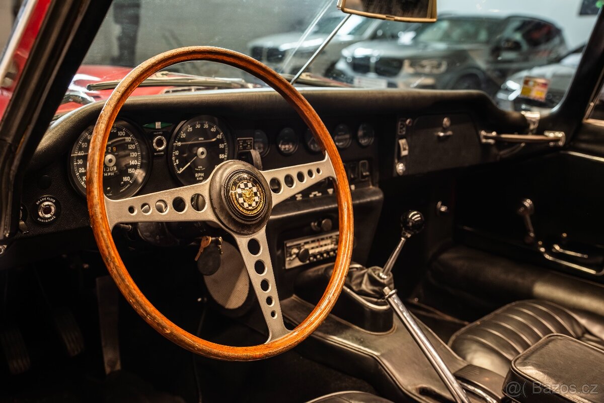 Jaguar E-Type - 16