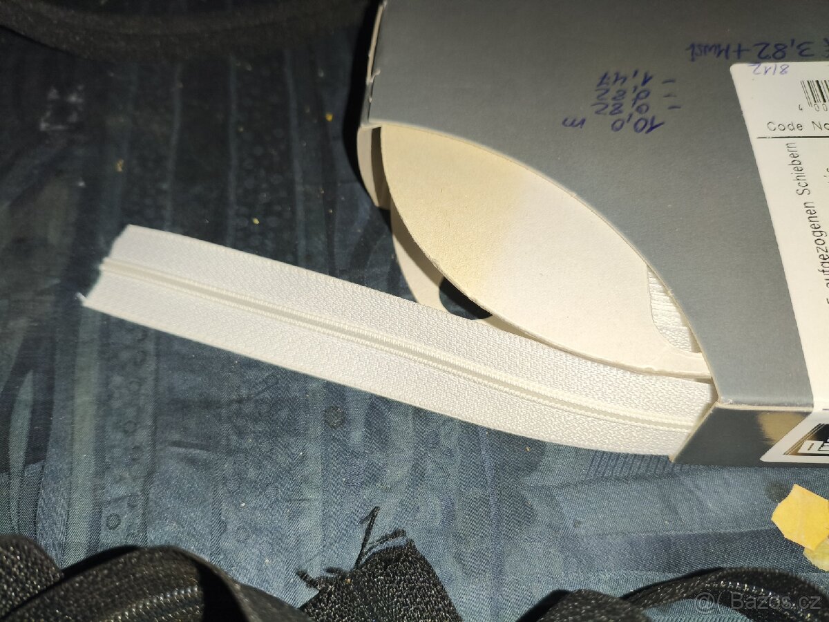 Prodám levně značkové zipy, plastová spirála, stanové - 16