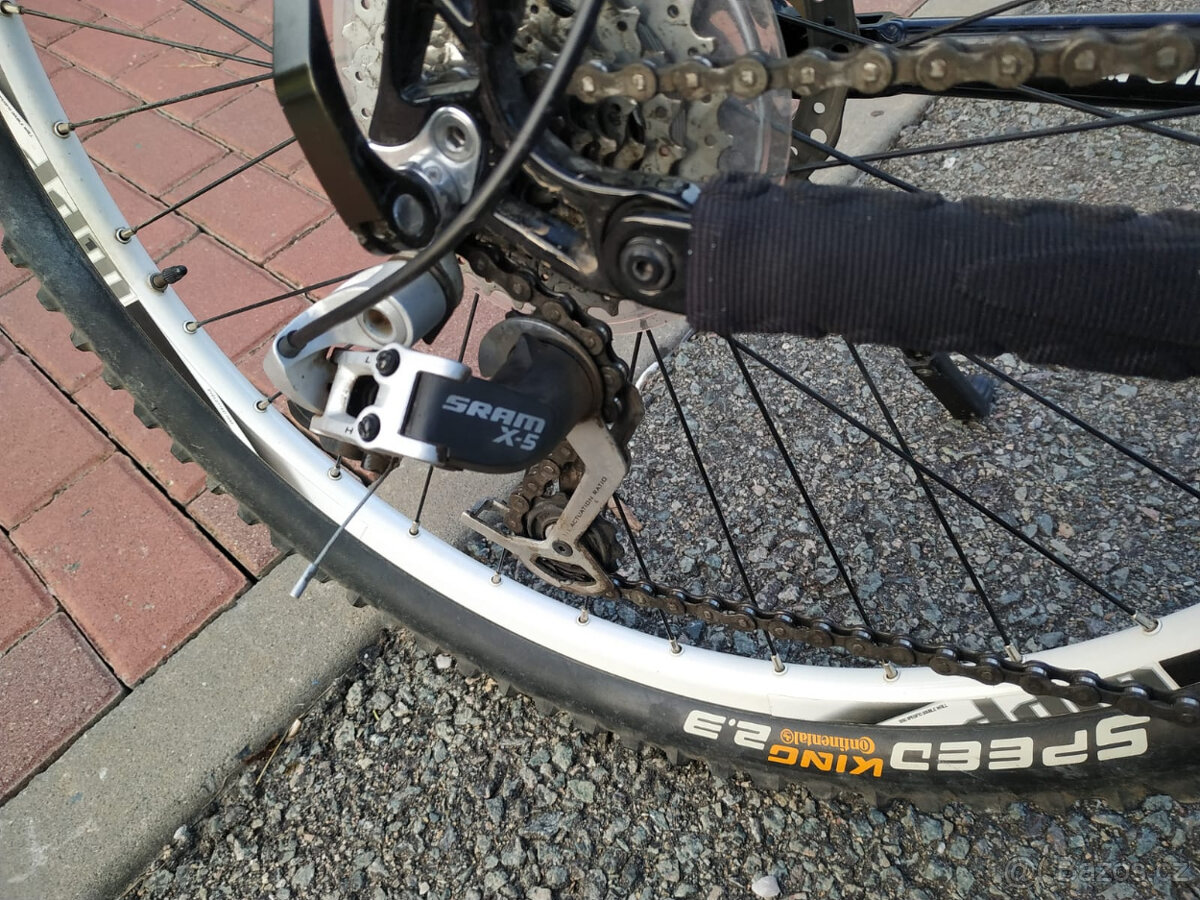 Carrera Banshee - full, celopéro, celoodpružené kolo 26" - 16