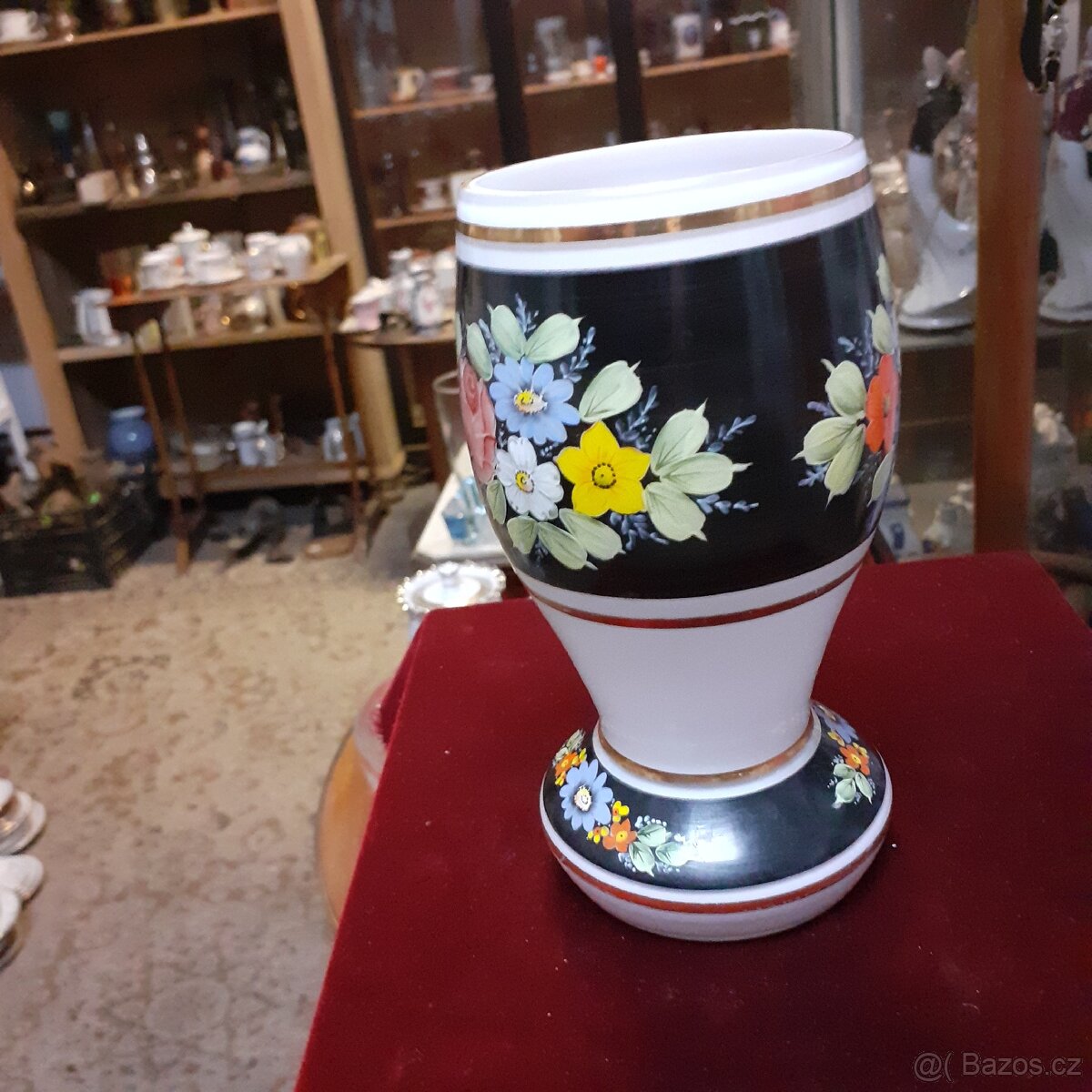 Starožitná váza z mléčného skla - 16