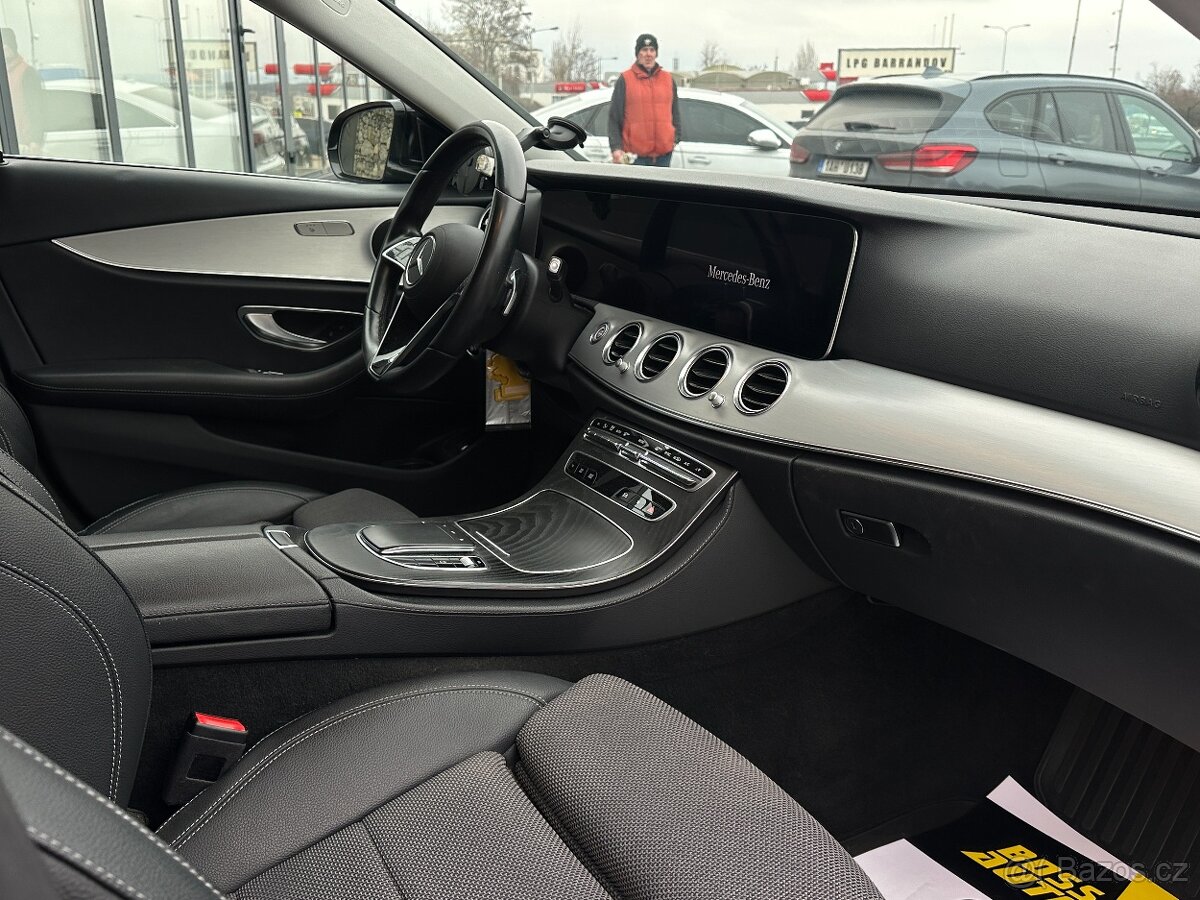 Mercedes-Benz E 220 2022 - 16