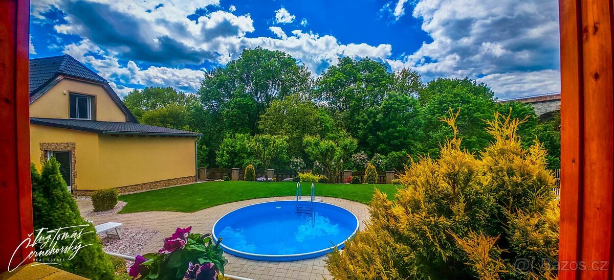 NOVINKA - Prodej krásného rodinného domu s bazénem, dřevěnou - 16
