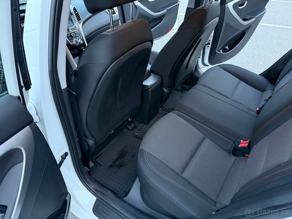 Hyundai i30 kombi 1.6 crdi - nafta, kupován v ČR, super stav - 16