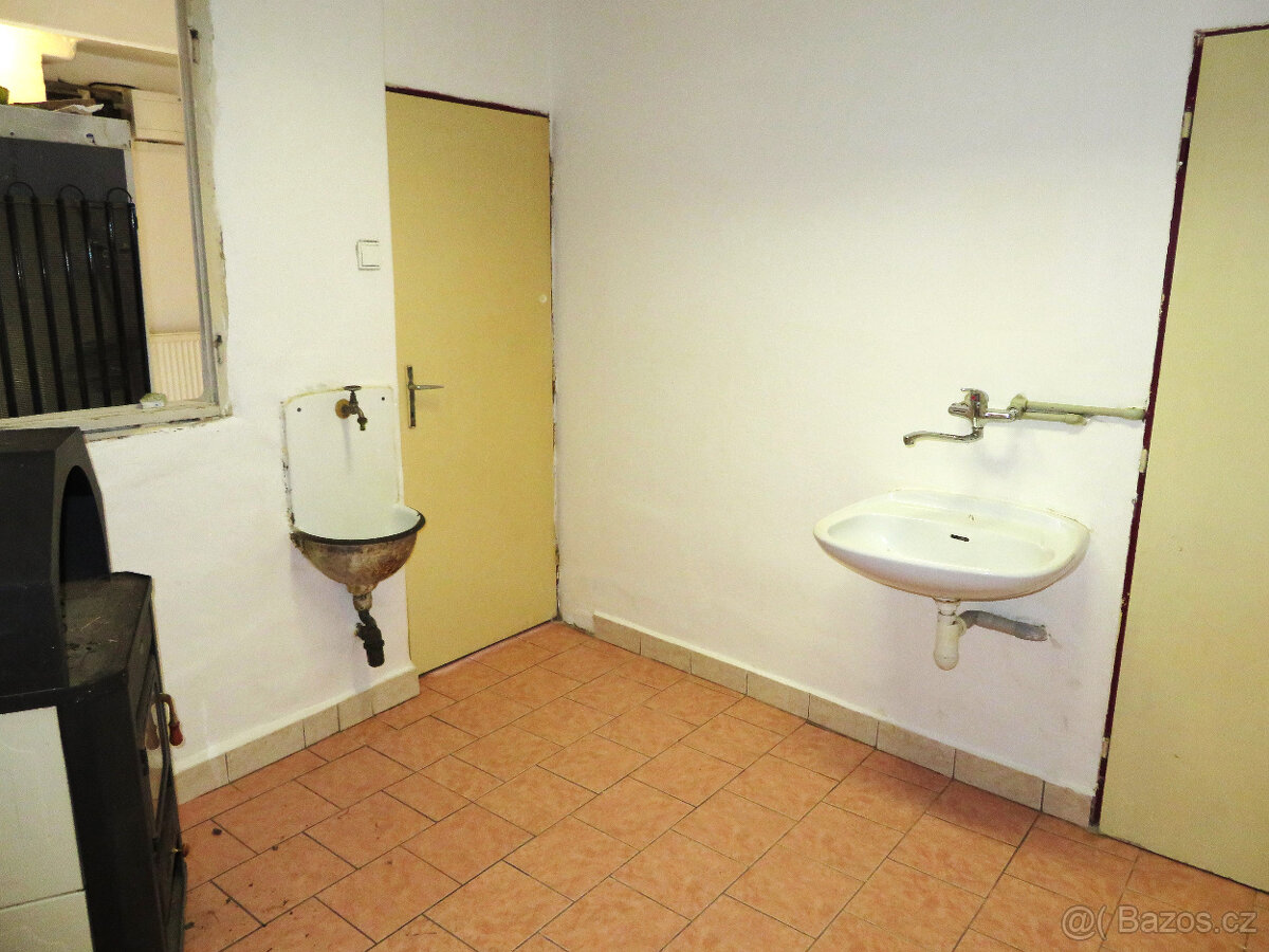 Prodej rodinný dům se sklepem, dvorkem, zahradou a stodolou - 16