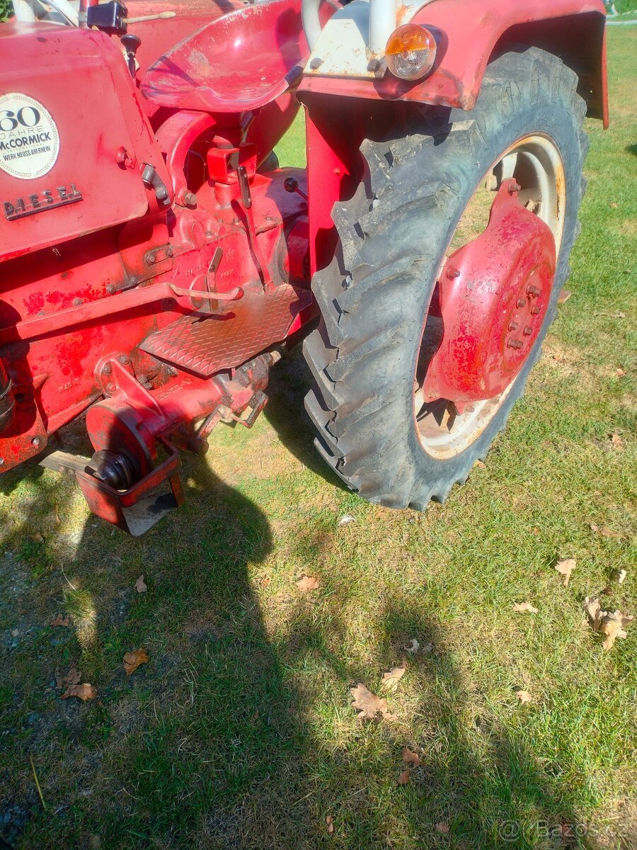 traktor MC CORMICK - 16