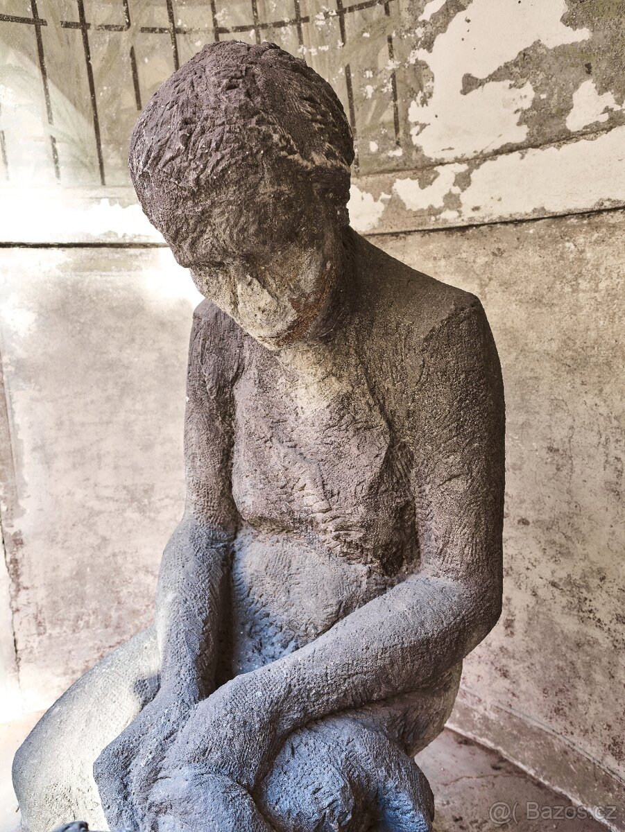 Obří pískovcové sousoší „Matka s dítětem” z období první rep - 16