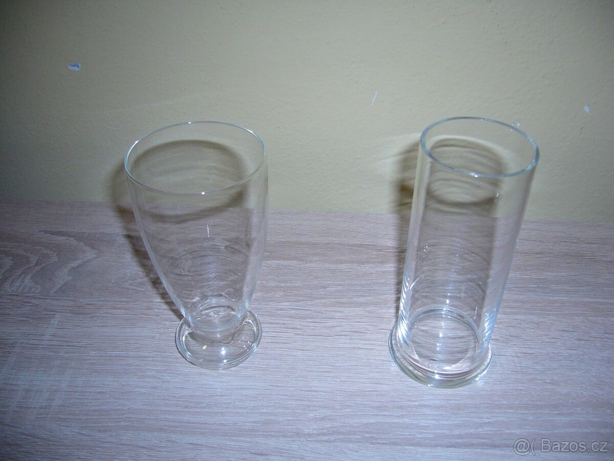 Různé hrnky a skleničky. - 16