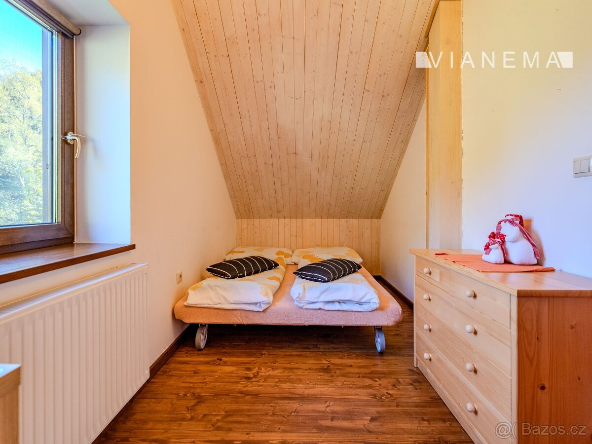 POUZE U NÁS Výjimečný rodinný dům, pozemek 973 m2, Makov - 16