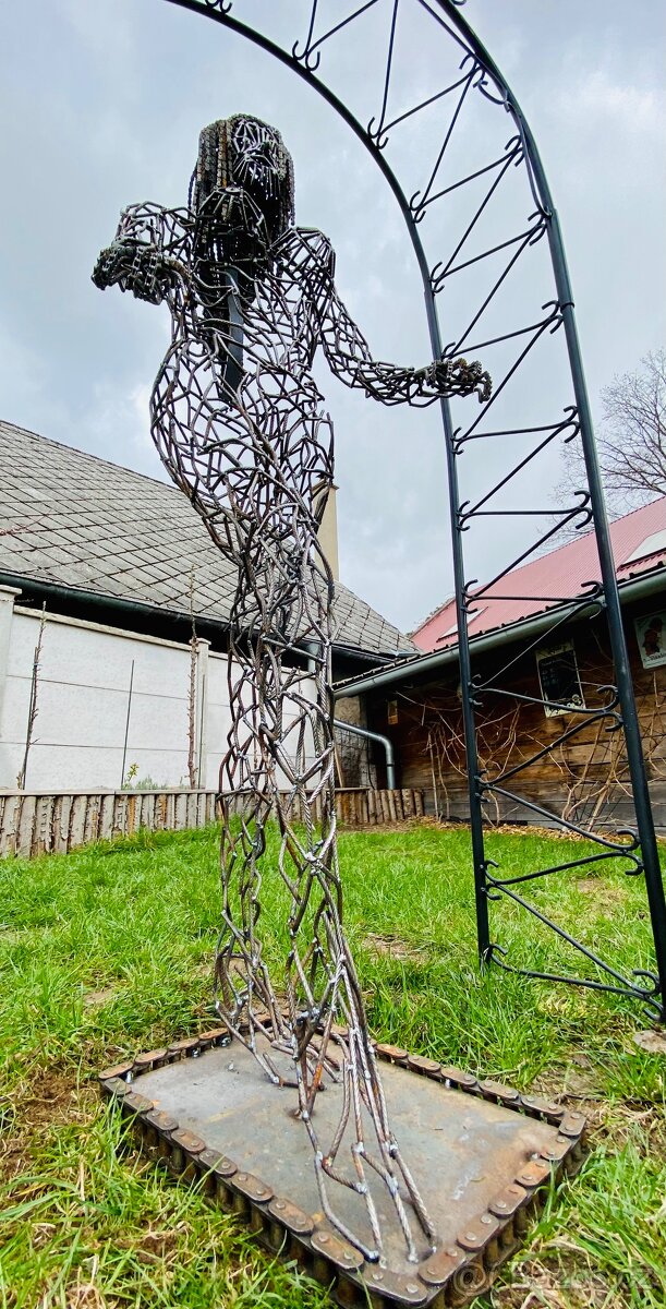 Prodám kovovou sochu ženy - 16