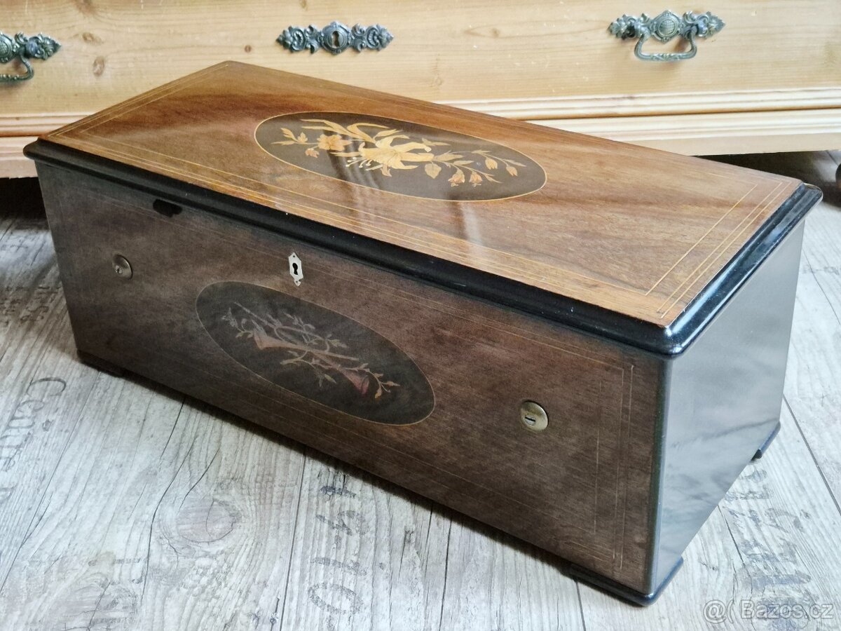 Krásný starožitný hrací stroj se zvonečky a bubínkem - 16