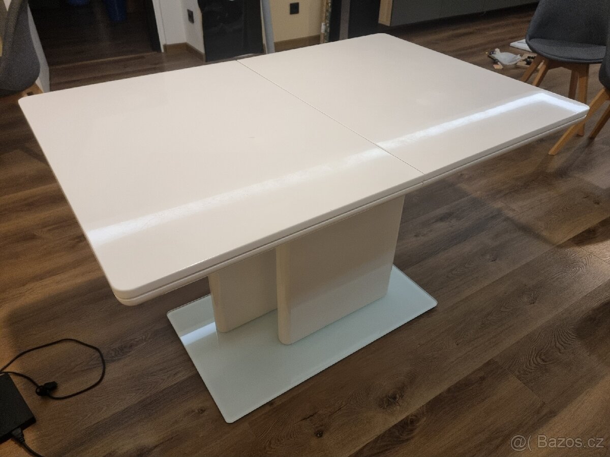 Bílý jídelní stůl - 16