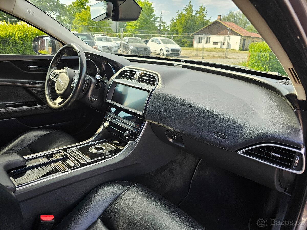 JAGUAR XE 2019 2.0D 132kW,VÝHŘEVY,NAVI,TEMPOMAT,SERVISKA - 16