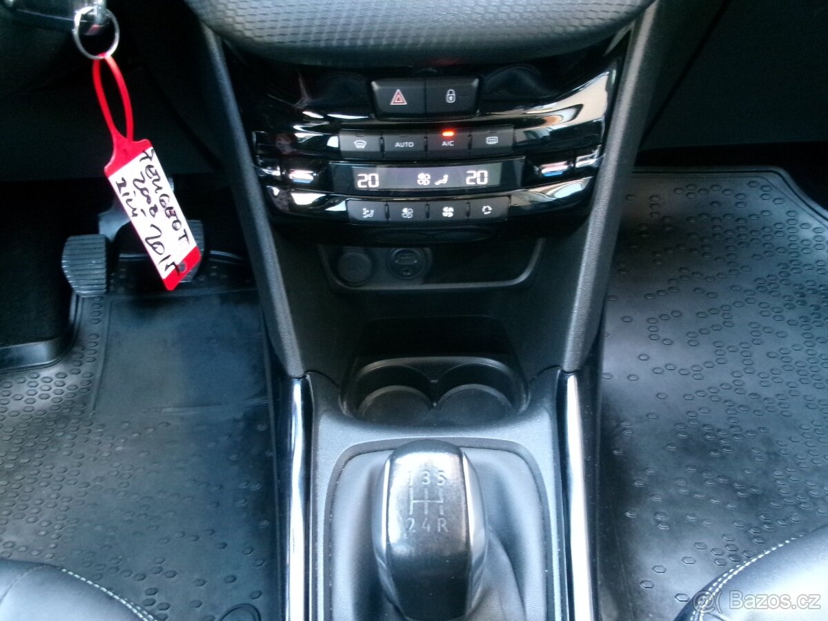 PRODÁM Peugeot 2008 1.6 BlueHDI AC TEMP USB - 16