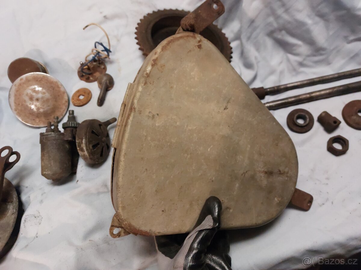 Uklid - dily ČZ a perak 350 - 16