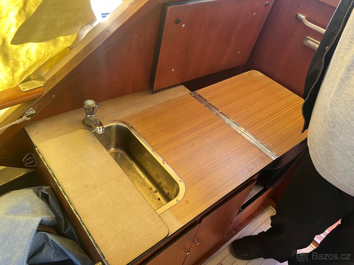 Motorova kajutova lod Windy24 - pěkný stav - 16